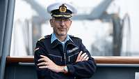 Ein Portrait von einem Mann am Hafen