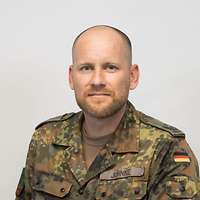 Portraitbild eines Mannes in Uniform