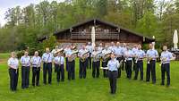 Musiker der Bundeswehr vor einer Almhütte