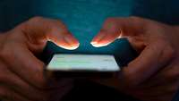 Frau tippt auf Smartphone eine Nachricht ein