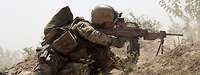 Ein Soldat liegt mit dem Gewehr im Anschlag im direkten Feuergefecht