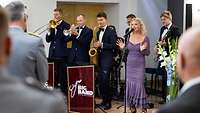 Die Big Band der Bundeswehr führt ein Musikstück vor Soldaten vor.