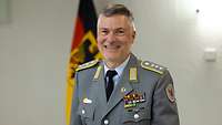 Hauptmann a. D Michael W. schaut für eine Portraitaufnahme freundlich in die Kamera.