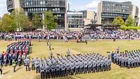 Soldaten stehen in Formation vor dem Landtag zum Feierlichen Gelöbnis vor Publikum