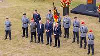 Soldaten und drei Politiker des Landtags NRW posieren für ein Gruppenfoto