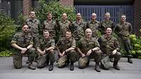 Soldaten, die an der Übung Cyber Phoenix teilnehmen, posieren in Zweierreihe für ein Gruppenfoto.