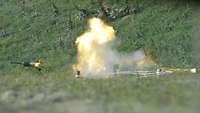 Eine Panzerabwehrrichtmine explodiert im Gelände