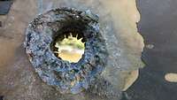 Nahaufnahme vom Einschlagloch einer Panzerabwehrrichtmine