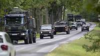 Eine Kolonne fährt in Brandenburg auf der Straße
