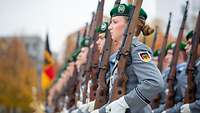 Soldaten vom Wachbataillon stehen mit ihren Gewehren in Reihen nebeneinander