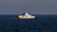 Ein schwedisches Kriegsschiff fährt auf hoher See