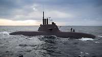 Ein U-Boot fährt aufgetaucht im Meer. Zwei Soldaten stehen auf dem Bug halten eine Leine.