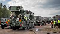 Soldaten betanken von einem Tankfahrzeug aus weitere Fahrzeuge.