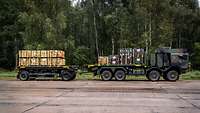 LKW transportiert Munitionskisten.