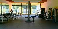 Ein Raum mit verschiedenen Fitnessgeräten