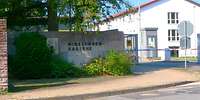 Gebäude am Eingang zur Kaserne