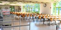 Speisesaal mit Stühlen und Tischen