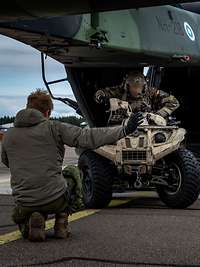 Soldaten verladen Material in einem Helikopter