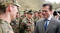 Verteidigungsminister zu Guttenberg auf Sommerreise 2010 Karl-Theodor zu Guttenberg im Gespräch mit Soldaten