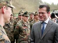 Karl-Theodor zu Guttenberg im Gespräch mit Soldaten