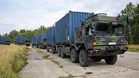 Bundeswehr LKWs mit blauen Containern beladen