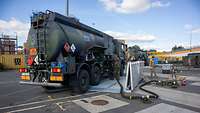Soldaten befüllen einen Tankwagen