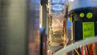 Das innere einer Abfüllanlage für Wasserflaschen