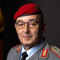 Ein Portrait von dem Generalinspekteur der Bundeswehr, Carsten Breuer, vor dunklem Hintergrund