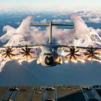 Ein Transportflugzeug A400M stößt während des Fluges Täuschkörper aus.