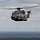 Vor grauem Himmel fliegt ein Mehrzweckhubschrauber NH-90.