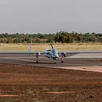 Die Aufklärungsdrohne Heron 1 rollt nach der Landung über das Rollfeld