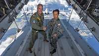 General Neumann und General Morita reichen sich die Hände während des Flugs im A-440M.