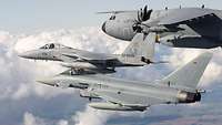 Ein A-400M, ein Eurofighter und eine F-15 fliegen nebeneinander.