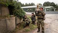 Soldaten in Uniform üben die Drohnenabwehr mit einem Störsender.