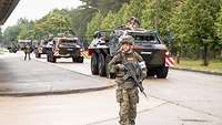 Soldaten, teils bewaffnet, sichern sich gegen Feinde ab.