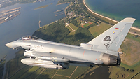 Ein Tornado fliegt über den Marinestützpunkt Hohe Düne.