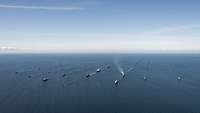 Viele militärische Schiffe fahren auf der Ostsee in Formation.