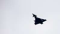 Ein Eurofighter fliegt Patrouille am Himmel über Litauen.