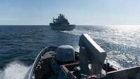 Zwei graue Marineschiffe fahren in See hintereinander her