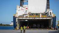 Auf einer zivilen Fähre sind militärische Kraftfahrzeuge für den Transport verladen.