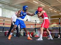 Boxkampfszene: Zwei Boxer im Ring.