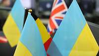 Die Flaggen von der Ukraine, Belgien und dem Vereinigten Königreich