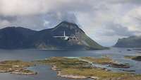A400M fliegt vor der beeindruckende Landschaft Norwegens im Tiefflug.