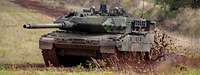 Kampfpanzer Leopard fährt im Gelände