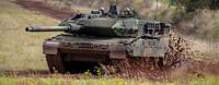 Kampfpanzer Leopard fährt im Gelände
