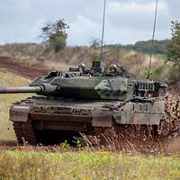 Kampfpanzer Leopard fährt im Gelände