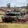 Kampfpanzer Leopard fährt im Gelände