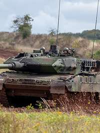Kampfpanzer Leopard fährt im Gelände
