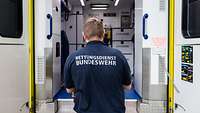 Notfallnummer 112: Manchmal kommt die Bundeswehr Ein Mann mit „Rettungsdienst Bundeswehr“-T-Shirt steht vor einem offenen Rettungswagen
