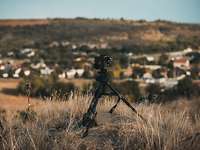 Ein Gerät zum Markieren steht auf drei Beinen.